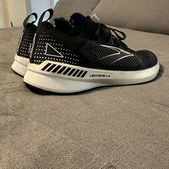 Women’s Brooks Levitate Stealth Fit 5 - Picture 2 of 4